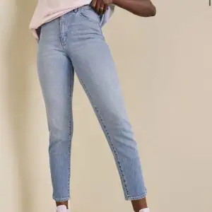 Säljer ett par Abrand jeans i blå storlek 26/AU 8, pris 400kr eller kom med förslag. Nypris 999kr