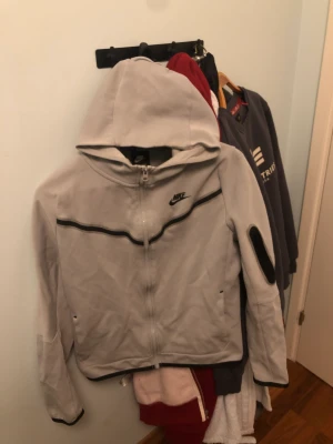 Nike Tech Fleece - Relativt bra skicka en skroma på vänstet ärm (se bild 3). Storlek 158-170