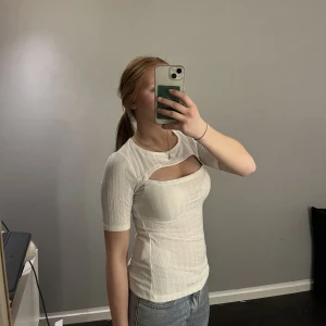 Vit t-shirt med öppning - Jätte fin t-shirt med öppning vid brösten. Knappt använd💖