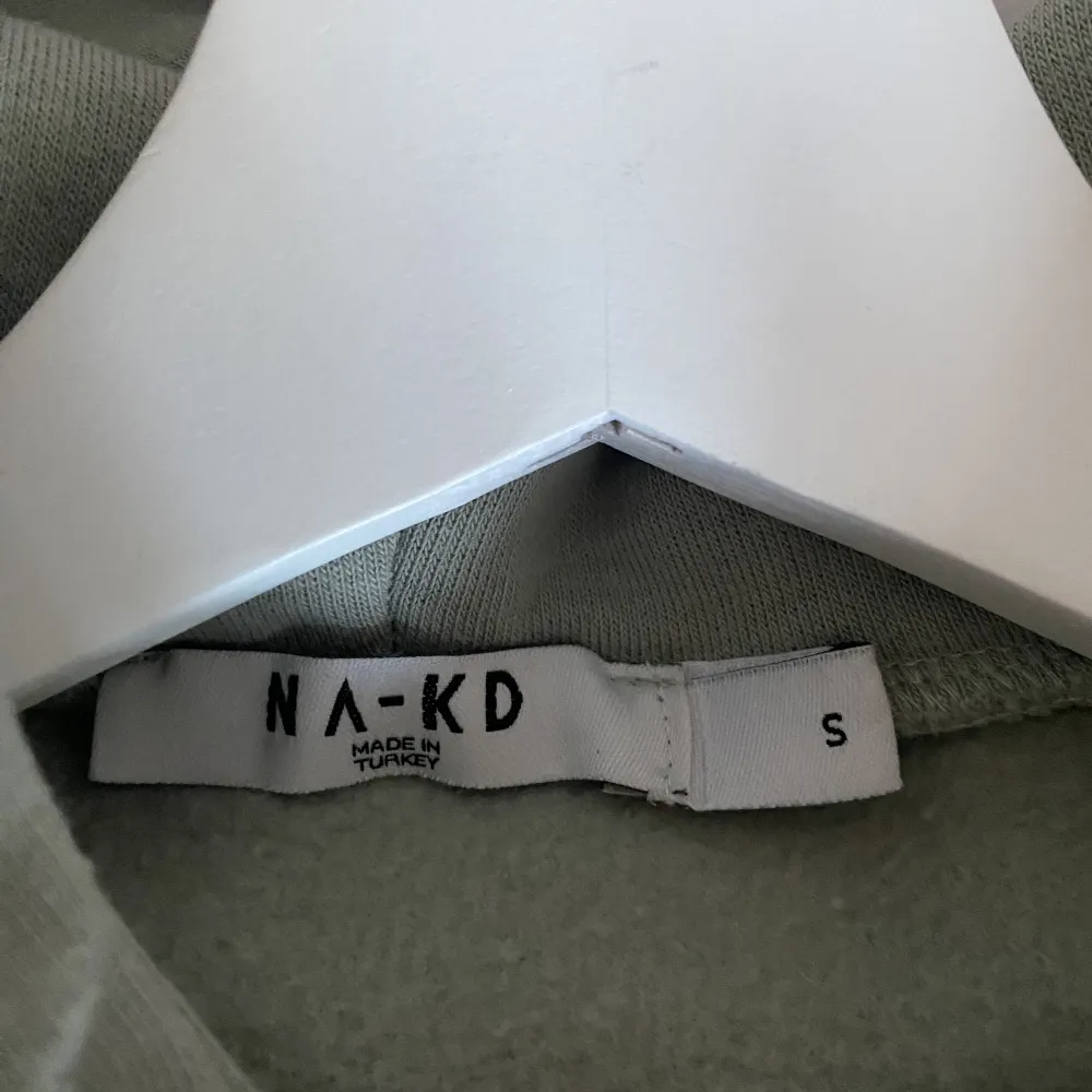 Superfin grön hoodie som passar perfekt till ett par lågmidjade byxor. Mjuk insida och hållbar kvalitet. Storlek: S. Hupparit & Collegepaidat.