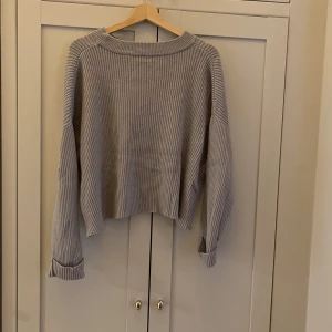 Tröja från bikbok - Grå ribbad tröja från bikbok i nyskick🫶🏻.     Obs! Den kan se mintgrön ut i vissa ljus.