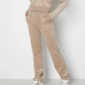 Juicy byxor - Säljer mina jättefina juicy byxor! Dom är i väldigt bra skick  och inte använda alls mycket.