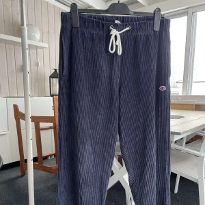 Champion Manchester byxor  - Cond: 8/10 Det är en liten skavank vid snörningen men inget som syns vid användning.