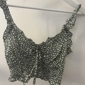 Grön topp - Jättefin topp från Shein i storlek M(38). Bra skick använd 1 gång. Skulle passa en S också.