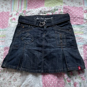 vintage lågmidjad jeanskjol (intressekoll) - jättefin lågmidjad vintage denim kjol som köptes secondhand här på plick! tyvärr passade de inte o det är därför jag gör en intressekoll :)