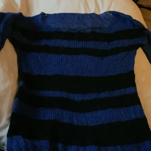 Tröja - Säljer den här tröjan som jag själv aldrig använt men fick den av en släkting 💗