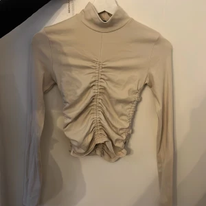 Zara topp - Oaänvänd beuge ny topp från Zara! 