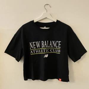 Croppad t-shirt från New Balance i en boxig och lite oversize modell. Aldrig använd och tagsen sitter kvar