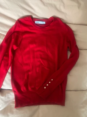 Tunn stickad tröja  - !!Har två!! Tunn röd skön stickad tröja från zara i utmärkt skick 