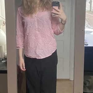 Stilig och luftig tunnare blus - Väldigt fin rosa blus i ett tunt material som passar perfekt till sommaren. Mycket bra skick