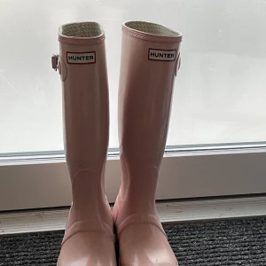 Stövlar  - Rosa hunter stövlar! Nästan oanvända!