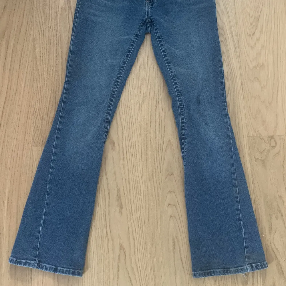 Säljer jätte snygga true religion jeans! De är lågmidjade och passar mig som brukar ha 34/36 o är 170. Både midjemåttet och innerbenslängden är 80cm💗skriv till mig för att köpa direkt för 600. Jeans & Byxor.