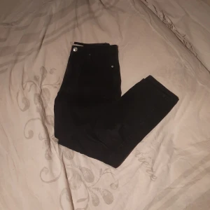 Svarta jeans - Sista bilden är en catfish färgen är lite urtvättat. Det är modelen perfect (agree to disagree?) från Gina Tricot 