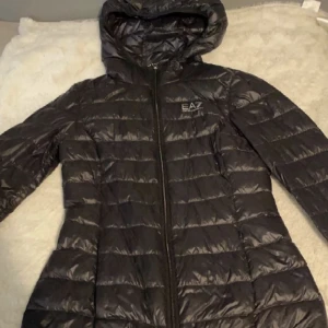 ARMANI JACKA  - Säljer min Armani jacka som jag köpte för 1-2 månader sen.Under tiden var det höst och nu när det är vinter så vill jag bli av med den och tänker sälja den . OBS OM DU VILL SE FLER BILDER PÅ DEN SÅ SKRIV GÄRNA SÅ SKICKAR JAG!!! Det är storlek M!!!  