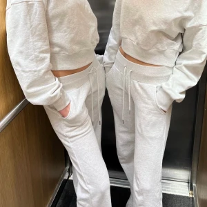 Lågmidjade mjukisbyxor  - Intressekoll på mina lågmidjade grå mjukisbyxor från ALOBHA som är slutsålda på hemsidan. Storlek Xs❤️