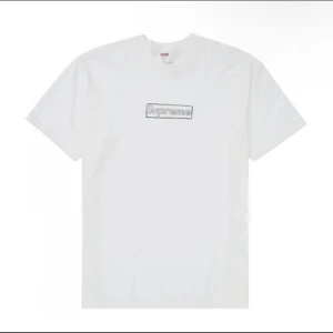 Supreme x kaws T-shirt  - Säljer denna tröja för jag behöver pengar och priset går att diskutera 