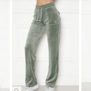 Juicy couture - Jag säljer mina ljus gröna juicy couture byxor då dem inte kommer till användning längre.  Dem är i storlek S men känns mer som M. Köpte för ett år sedan men är i bra skick. Kom privat om ni undrar något eller för fler bilder💞 Frakt ingår inte i priset💞