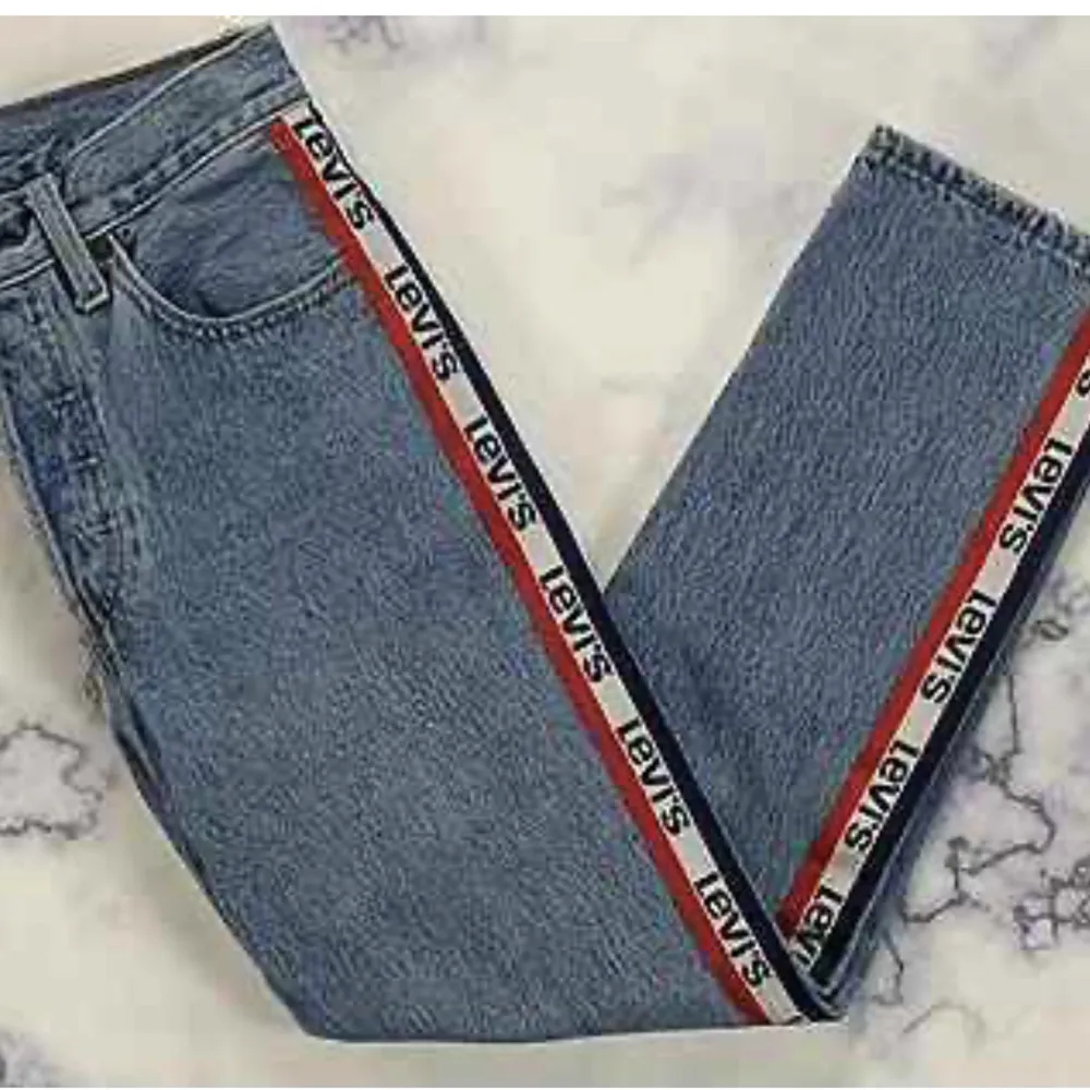 säljer ett par Levi’s jeans pga alldeles för korta på mig då jag är 168-170cm lång. På midjan är dom ca storlek M men vid längden ca storlek S. Har fått många komplimanger av dom. PS går ej o köpa idag i affärer eller hemsida. Original priset va ca 1500. Jeans & Byxor.