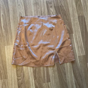 Satinkjol - Brun/beige satinkjol, använd en gång💞med slits