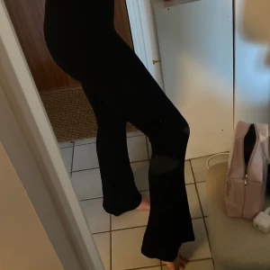 Svarta bootcutbyxor - Svarta bootcutbyxor från GinaTricot i storleken S Tall så passar perfekt för alla med längre ben eller dom som vill ha extra långa byxor 💞