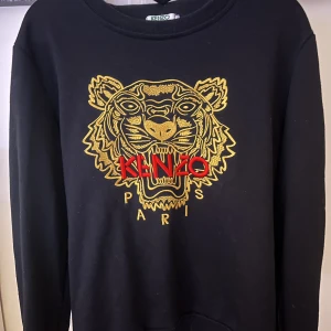 Kenzo tröja - Välanvänd, äkta kenzo tröja i väldigt bra skick. Tröjan är i storlek S, köpt för några år sedan limited edition. Finns inte kvar att köpa!  Tyvärr har jag ej kvittot kvar men har lagt en närbild på tröjans sömmar som bara kenzo använder. Nypris: 2000+
