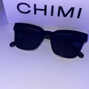 Chimi solglasögon  - Säljer mina ass snygga chimi som inte kommer till användning köpta i sommras, dom är lite repiga men inget som märks annars som nya. Modellen 07 Black❤️❤️❤️😍😍🫶🏼