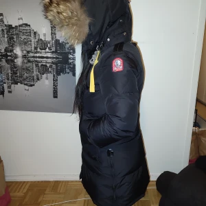 Parajumper jacka - Parajumper jacka storlek L (slim fit vid överkroppen)  Mer som en medium men passar bra på nån med Storlek S också svårt att beskriva passformen.  En och en halv vinters användning knappt använts med omsorg så den är i väldigt gott skick.  Ny pris 10990