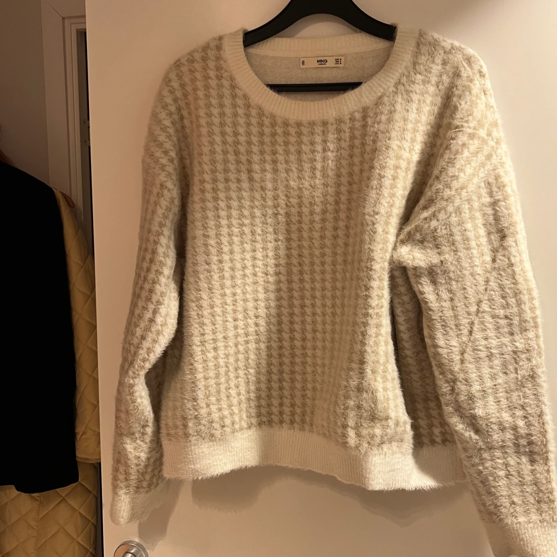 Tjocktröja från mango