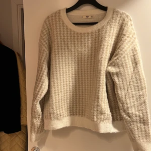 Tjocktröja från mango - I nyskick, passade inte mig i smaken. Något lurvig i materialet. 