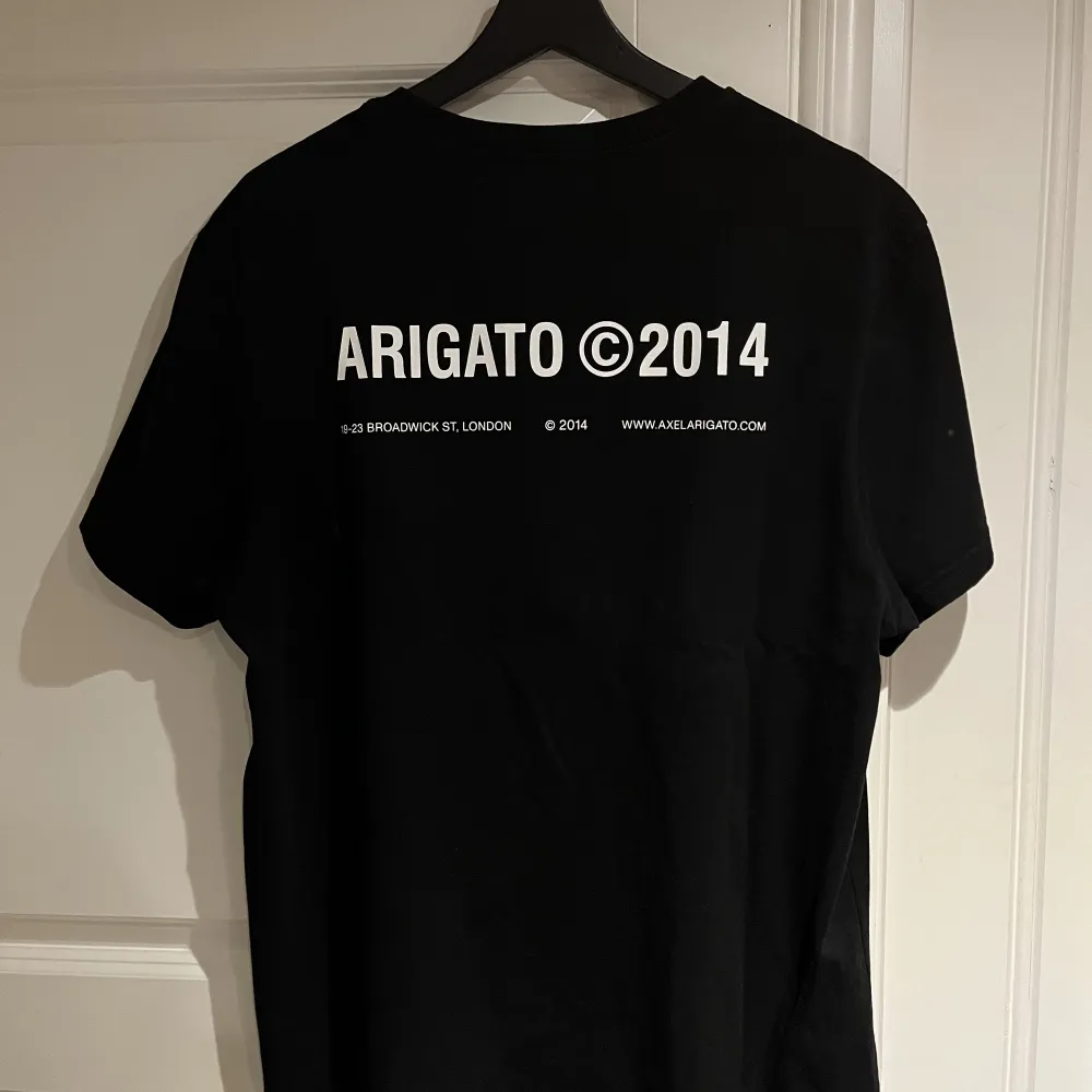 Svart Arigato t-shirt, är väldigt lite använd och ser ut som en ny, kan inte riktigt se storleken men passar både dig som har L och M. T-shirts.