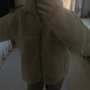 Arket high neck pile jacket  - Säljer min arket jacka i storlek S, använd 2 gånger, inga synliga tecken utanpå. Lite på insidan. köpt för 1150kr 