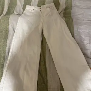 Oanvända vita jeans från gina i storlek S