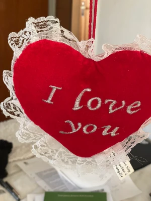 Kudde hjärta i love you - Liten kudde hjärta som står i love you . Storlek är bred 17cm längd är 14 cm 