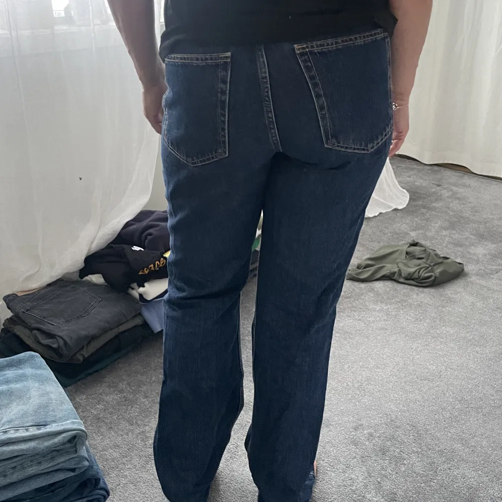Coola Weekday jeans i en mörkblå färg i modellen Rowe. Dom är i storlek 29/32 men passar även dom med mindre storlekar. Gick upp en storlek och dom sitter jätte bra.. Jeans & Byxor.