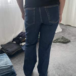 Coola Weekday jeans i en mörkblå färg i modellen Rowe. Dom är i storlek 29/32 men passar även dom med mindre storlekar. Gick upp en storlek och dom sitter jätte bra.