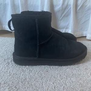 Säljer mina svarta låga uggs i storlek 38. Använda ett fåtal gånger. Lite creasade där fram annars knappt synliga tecken på användning. köpta för 1949kr.