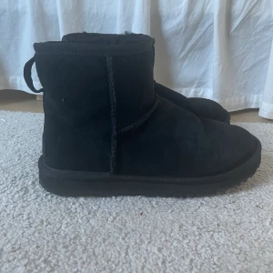 Uggs strl 38 - Säljer mina svarta låga uggs i storlek 38. Använda ett fåtal gånger. Lite creasade där fram annars knappt synliga tecken på användning. köpta för 1949kr.