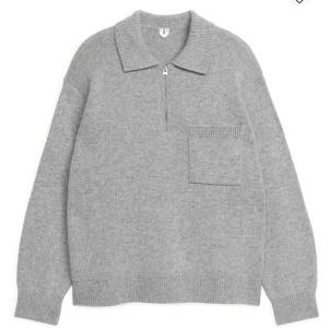 Arket stickad tröja - Arket stickad tröja med dragkedja vid hals  Herr storlek S  Helt ny aldrig använd  Prislapp finns inte kvar.  