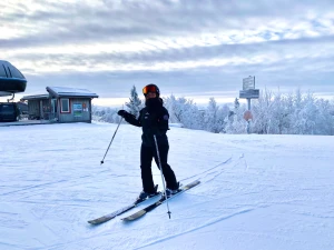 Dope skidjacka S - En väldigt snygg och skönt skidjacka från dope. Köpte den för ett år sen och den är i väldigt bra skick. Säljer den för att den är för liten för mig. Köptes för 1599kr 