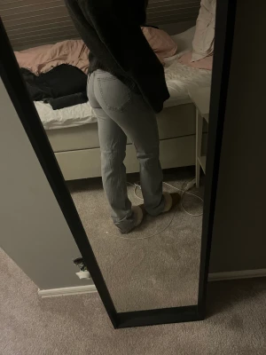 Jeans - Helt oanvända low-waist jeans från bikbok, passar mig bra i längd som är 170🫶🏼