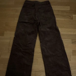 Bruna manchesterbyxor  - Dem ör ganska långa och de är en straight fitted. Om de är något du undrar över fråga:)