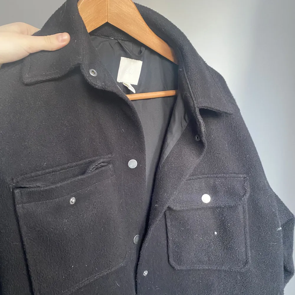 Säljer min svarta skjortjacka från hm då den inte används längre! I gott skick, använd men inga tecken på slitningar eller liknande. Är i storlek S men är väldigt oversized så funkar till M och L också💓. Jackor.