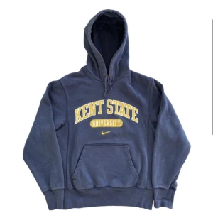 Nike vintage hoodie - Nike vintage hoodie  Säljer denna magiska vinatge hoodie i super bra skick! Storlek small 