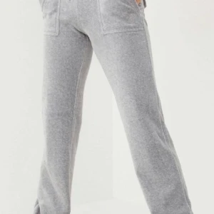 Juicy Couture - Säljer ett par gråa juicy couture byxor i stl S Inte mycket använda så de är som nya 500kr