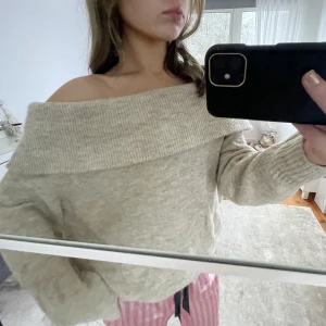 Stickad tröja  - Offshoulder tröja som är jättesnygg och trendig! Säljer då jag har två likadana 🤗🤗