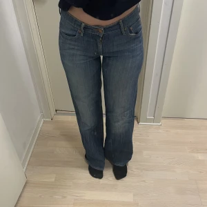Lågmidjade blå jeans - Hej, jag säljer dom här lågmidjade jeansen. Jag har använt dom ett få tal gånger. Dom är köpta på Plick för 600 kr och jag säljer dom nu för 199 kr. Jag har storlek 36-38 i jeans och är 174 cm lång och de passar bra💗