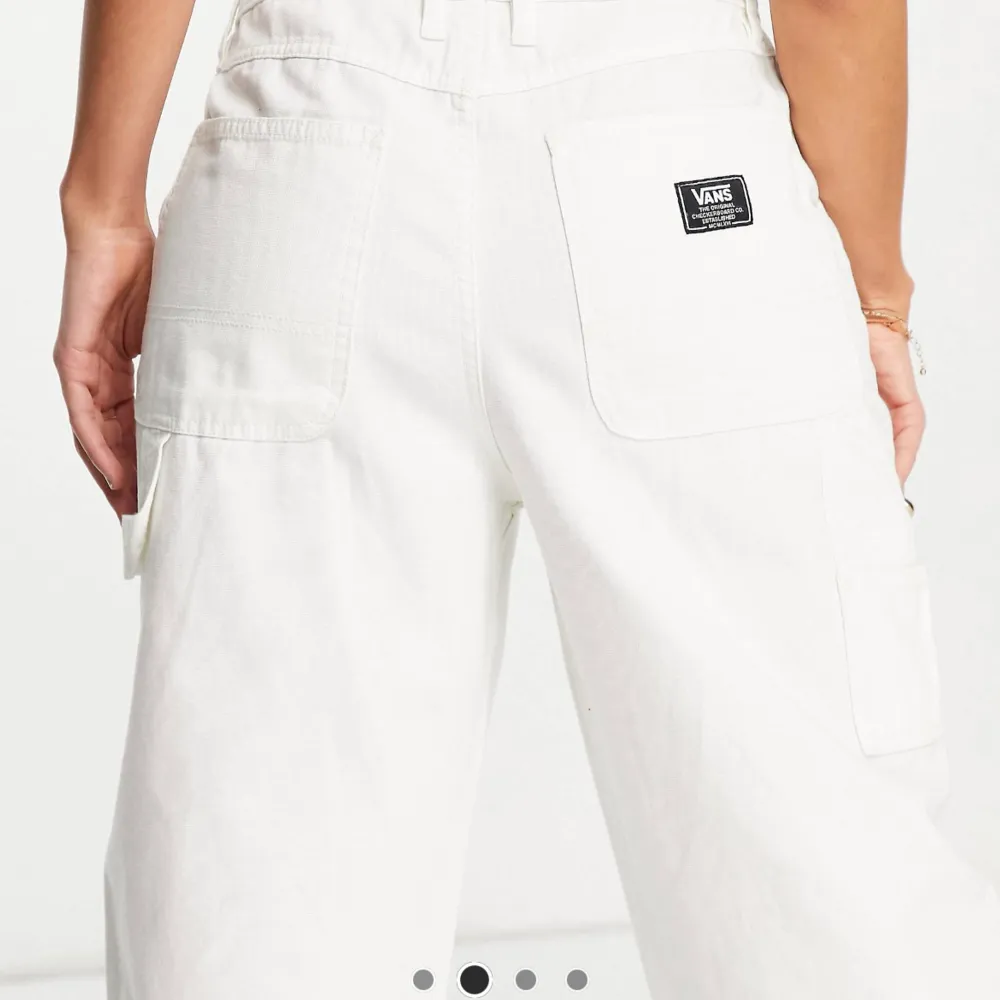 Helt oanvända byxor med lappen kvar från Vans orginalpris:680kr pris går att diskuteras💕. Jeans & Byxor.