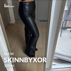 Skinnbyxor  - Skinnbyxor med slits från Shein i strl M, de är använda en gång 🥰