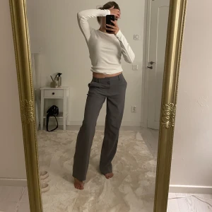Gråa kostymbyxor  - Gråa low waist kostymbyxor, helt slutsålda. Använt Max 5 gånger från & other stories 💞 (lappar är bortklippta pga att dom klia)