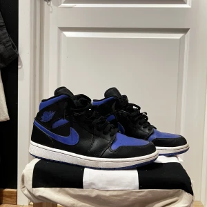 Air jordan mid royal - Säljer mina air jordans då jag ej använder dem längre. De är sparsamt använda och välskötta under den period de används. Stilrena vilket gör att de passar till allt, samtidigt som de är sköna att gå i vilket passar vardagen. Kontakta mig vid frågor/pris😄